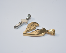 Dos dijes de acero inoxidable de llave que encaja en corazón dorado 